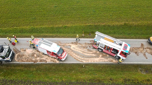 Unfall zwischen PKW und Autotransporter in Marchtrenk