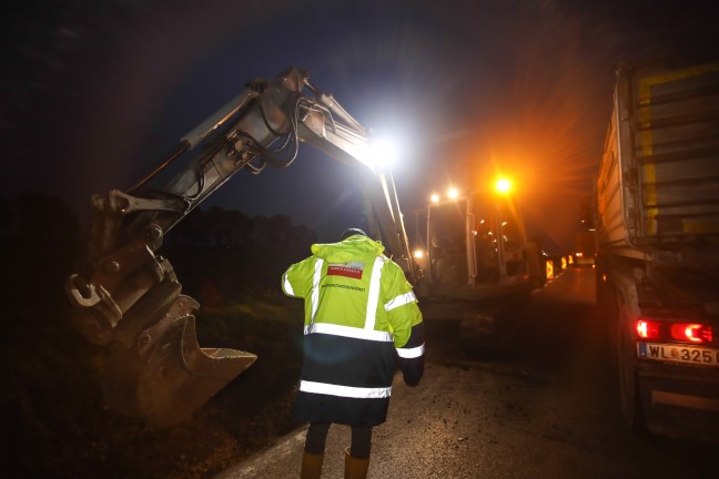 Unfall zwischen PKW und Autotransporter in Marchtrenk