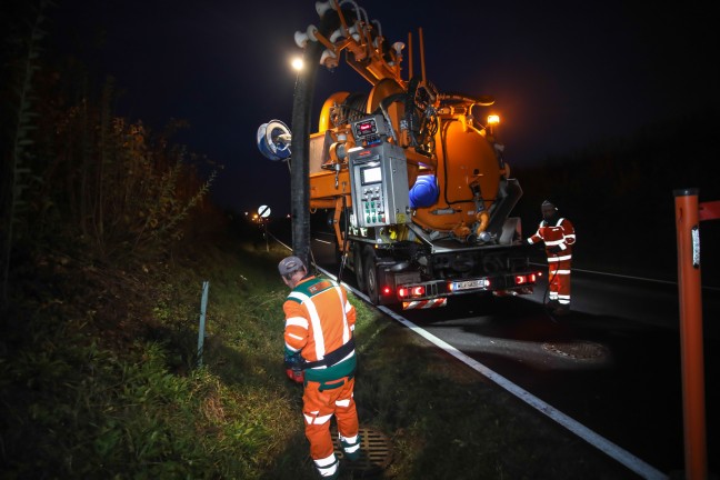 Unfall zwischen PKW und Autotransporter in Marchtrenk