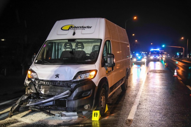 Auffahrunfall mit drei beteiligten Fahrzeugen auf Wiener Strae in Marchtrenk