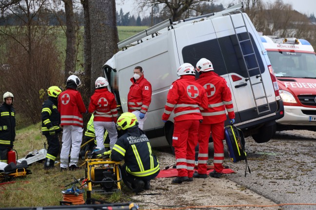 Kleintransporter in Kematen an der Krems frontal gegen Baum gekracht