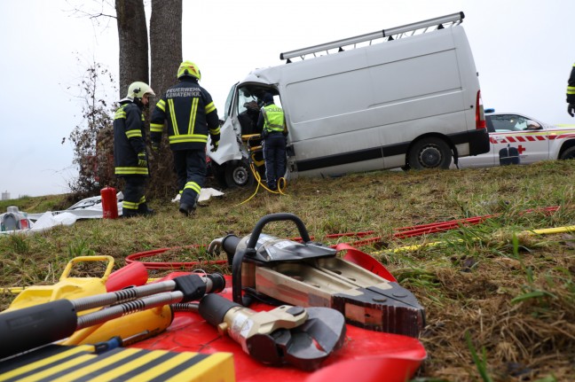 Kleintransporter in Kematen an der Krems frontal gegen Baum gekracht