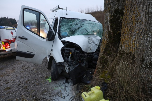 Kleintransporter in Kematen an der Krems frontal gegen Baum gekracht