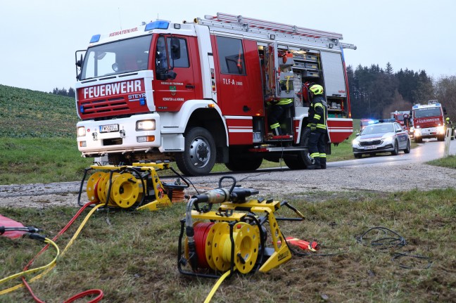 Kleintransporter in Kematen an der Krems frontal gegen Baum gekracht