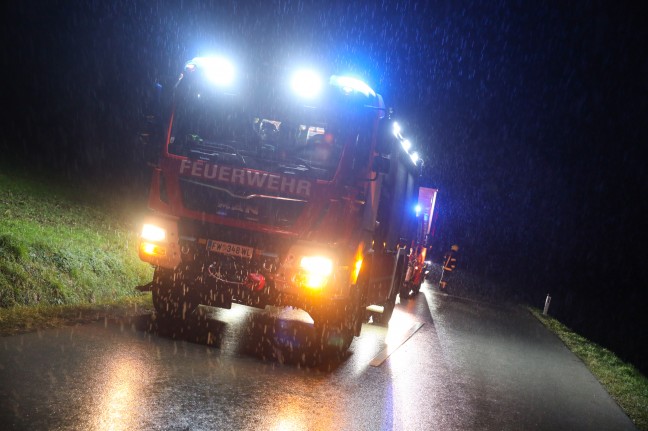 Feuerwehren zu Aufräumarbeiten nach Verkehrsunfall in Pichl bei Wels alarmiert