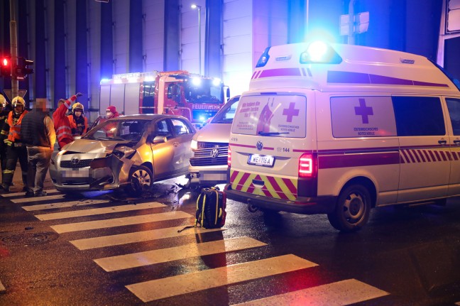 Menschenrettung aus Unfallfahrzeug nach Kreuzungscrash in Wels-Pernau