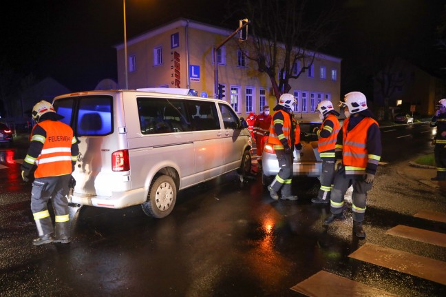 Menschenrettung aus Unfallfahrzeug nach Kreuzungscrash in Wels-Pernau