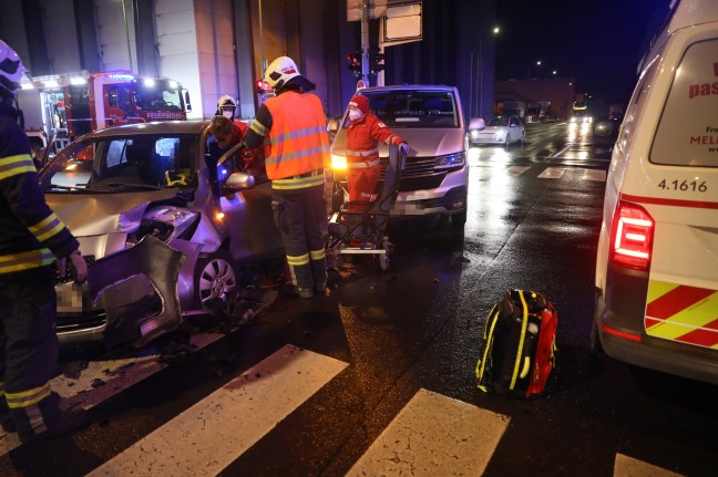 Menschenrettung aus Unfallfahrzeug nach Kreuzungscrash in Wels-Pernau