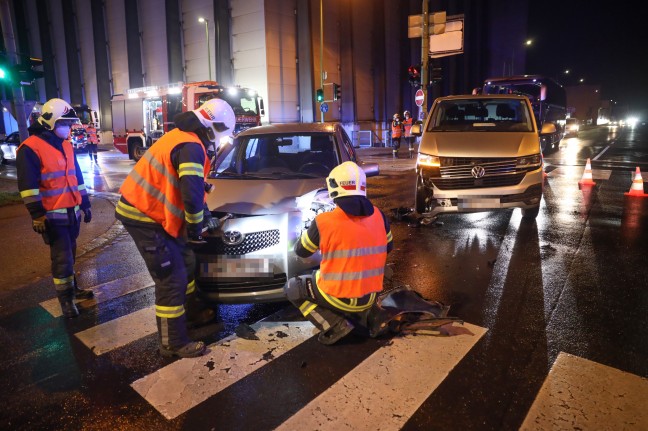 Menschenrettung aus Unfallfahrzeug nach Kreuzungscrash in Wels-Pernau