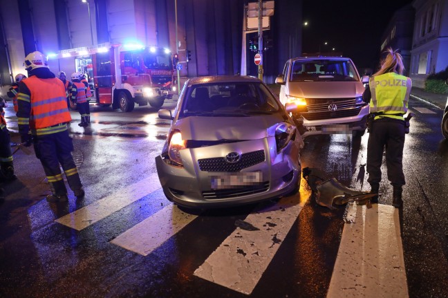 Menschenrettung aus Unfallfahrzeug nach Kreuzungscrash in Wels-Pernau