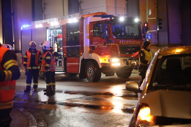 Menschenrettung aus Unfallfahrzeug nach Kreuzungscrash in Wels-Pernau