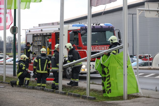 Einsatz in Wels-Waidhausen: Fahnenmast nach Unfall in Schieflage