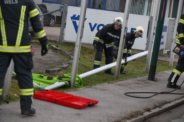 Einsatz in Wels-Waidhausen: Fahnenmast nach Unfall in Schieflage