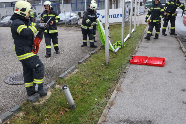 Einsatz in Wels-Waidhausen: Fahnenmast nach Unfall in Schieflage