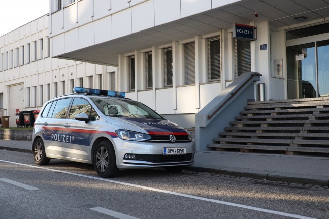 "Dringend die Kinder abholen": Alkoholisiertes Ehepaar mit Blaulicht im Auto durch Wels unterwegs