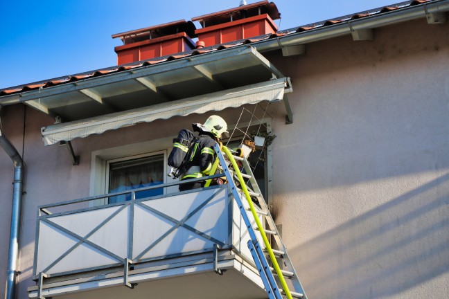 Drei Feuerwehren bei Brand auf Balkon in Pregarten im Einsatz