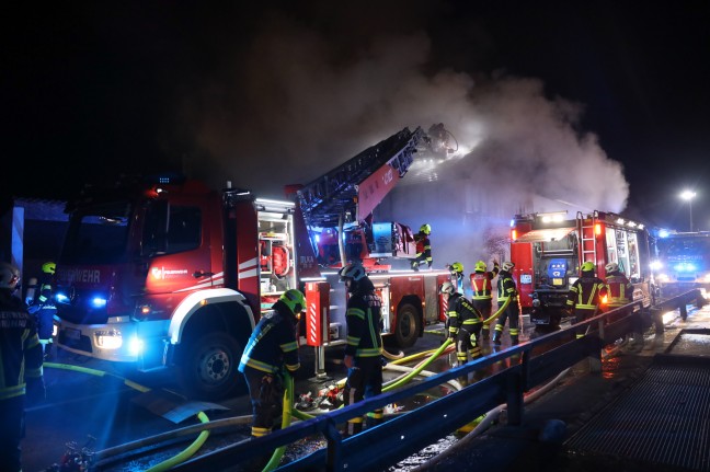 Grobrand eines Gewerbegebudes in Scharnstein