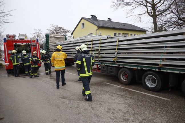 berhitzt: Rauchentwicklung an LKW-Auflieger fhrte zu Einsatz der Feuerwehr in Wels-Lichtenegg