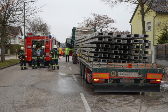 berhitzt: Rauchentwicklung an LKW-Auflieger fhrte zu Einsatz der Feuerwehr in Wels-Lichtenegg