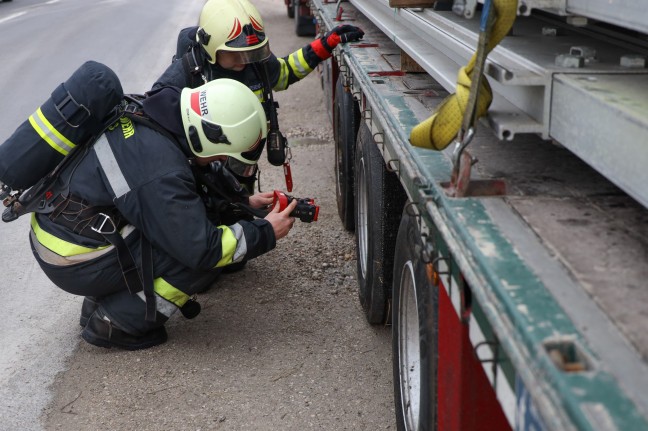 berhitzt: Rauchentwicklung an LKW-Auflieger fhrte zu Einsatz der Feuerwehr in Wels-Lichtenegg