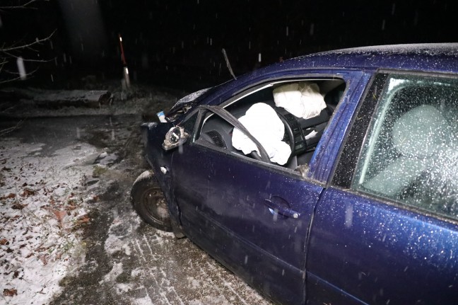 Auto bei schwerem Verkehrsunfall auf Steyrtalstraße in Grünburg frontal gegen Baum gekracht