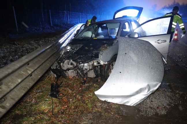 Auto auf Westautobahn bei Allhaming gegen Leitschiene gekracht