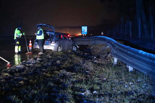 Auto auf Westautobahn bei Allhaming gegen Leitschiene gekracht