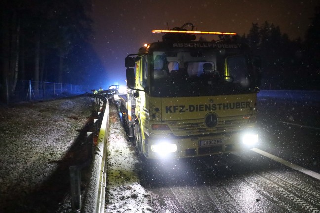 Auto auf Westautobahn bei Allhaming gegen Leitschiene gekracht