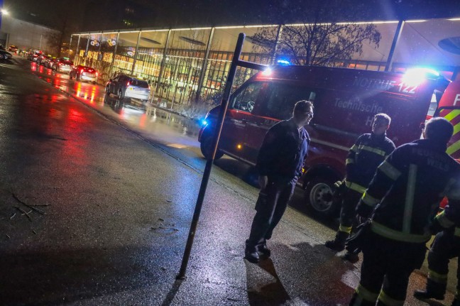 Umgefahrene Stopptafel im Messegelände in Wels-Lichtenegg endete mit Einsatz der Feuerwehr