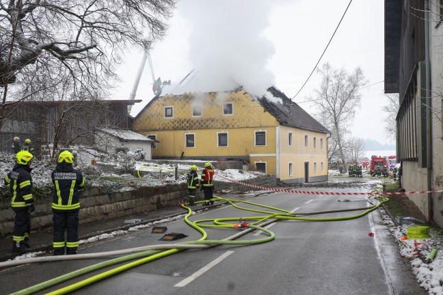 14 Feuerwehren bei Großbrand eines Wohnhauses in Münzkirchen im Einsatz