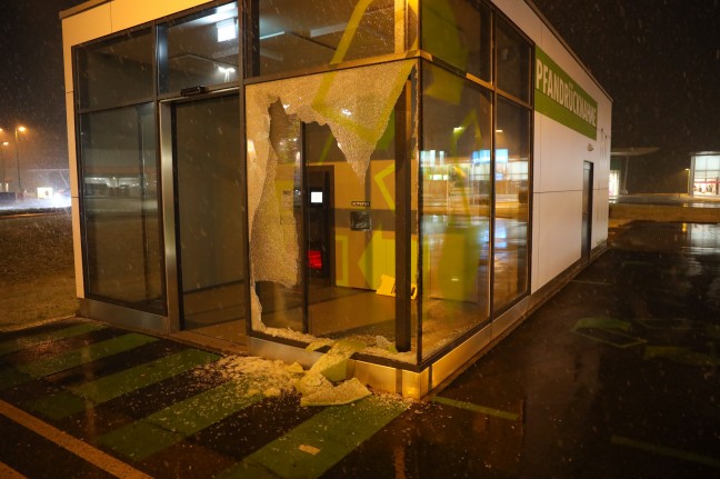 Sicherungsarbeiten: Glasscheibe eines Pfandrckgabegebudes in Wels-Neustadt bei Unfall beschdigt