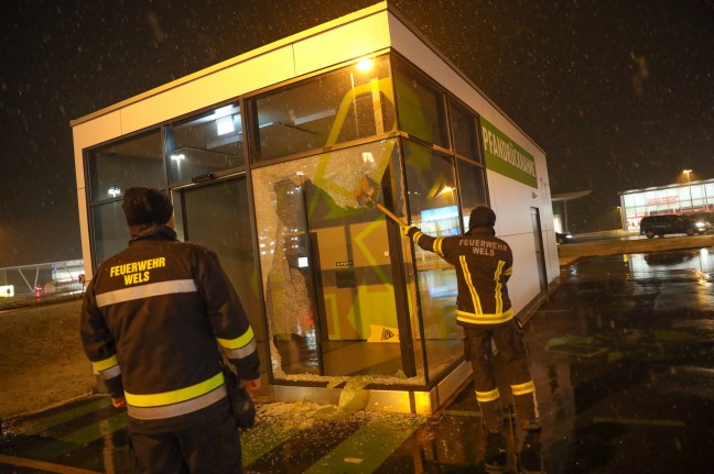 Sicherungsarbeiten: Glasscheibe eines Pfandrckgabegebudes in Wels-Neustadt bei Unfall beschdigt