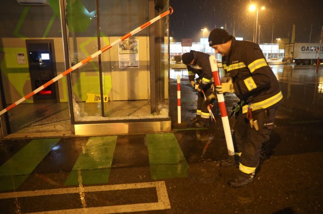 Sicherungsarbeiten: Glasscheibe eines Pfandrckgabegebudes in Wels-Neustadt bei Unfall beschdigt