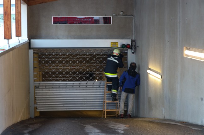 Verkehrsunfall: Beschdigtes Tor einer Tiefgarage in Wels-Pernau durch Feuerwehr geffnet