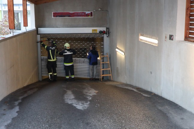 Verkehrsunfall: Beschdigtes Tor einer Tiefgarage in Wels-Pernau durch Feuerwehr geffnet