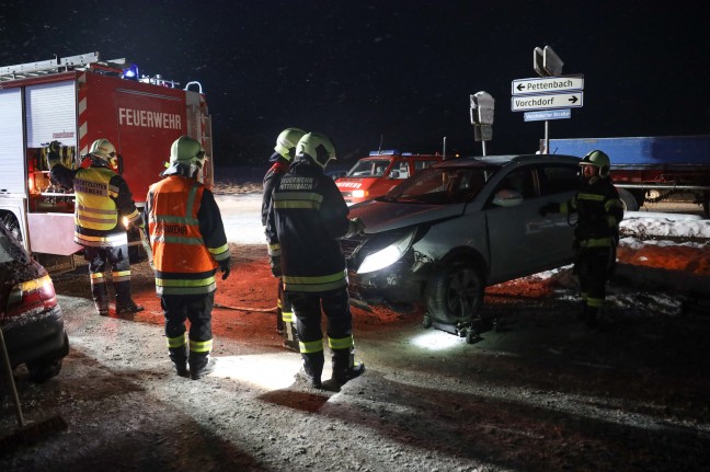 Schwerer Verkehrsunfall zwischen zwei PKW in Pettenbach