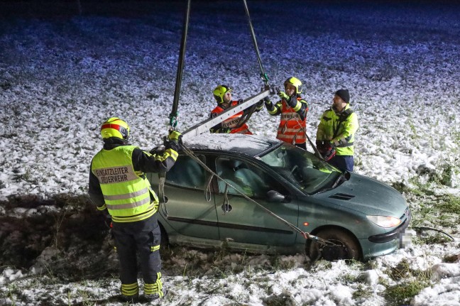 Auto bei Gunskirchen von Strae abgekommen und in Feld gelandet