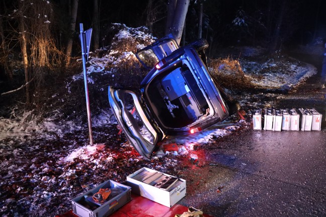 Auto bei Eisgltte auf Gmundener Strae zwischen Laakirchen und Roitham am Traunfall verunfallt