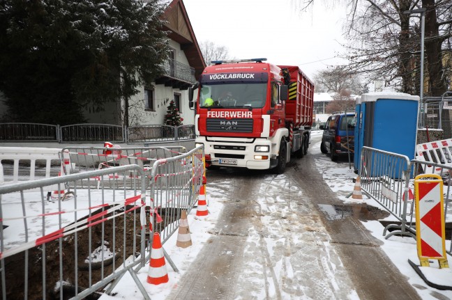 Brand einer greren Gartenhtte in Vcklabruck sorgt fr Einsatz zweier Feuerwehren