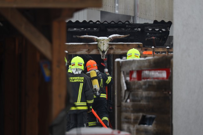 Brand einer größeren Gartenhütte in Vöcklabruck sorgt für Einsatz zweier Feuerwehren