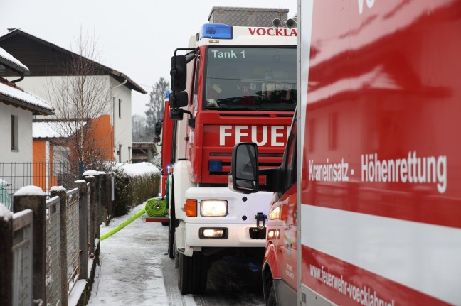 Brand einer größeren Gartenhütte in Vöcklabruck sorgt für Einsatz zweier Feuerwehren