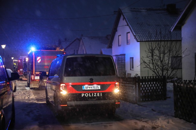 Einsatzkräfte bei gemeldetem Heizraumbrand in Fischlham im Einsatz