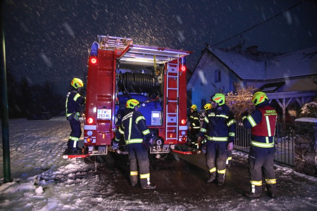 Einsatzkräfte bei gemeldetem Heizraumbrand in Fischlham im Einsatz