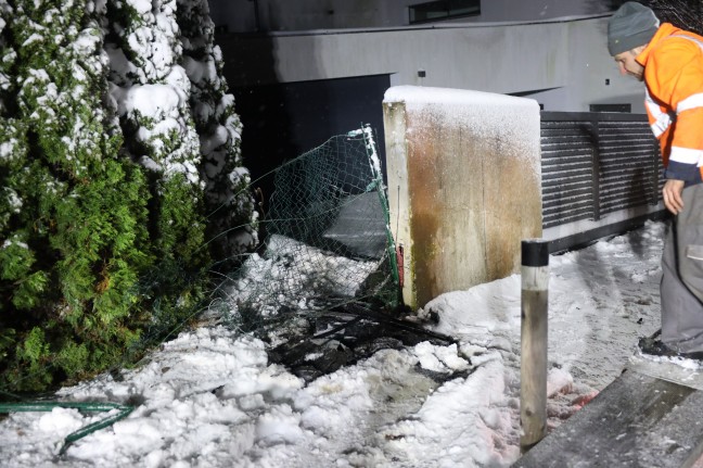 Auto in Wallern an der Trattnach bei winterlichen Fahrverhältnissen gegen Gartenzaun gekracht