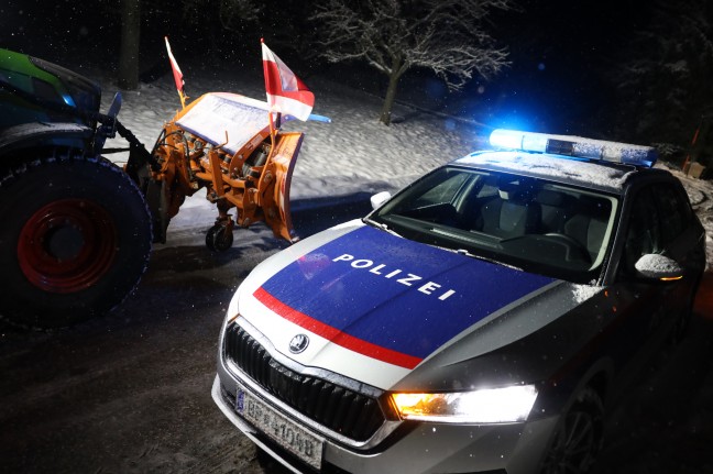 Auto in Wallern an der Trattnach bei winterlichen Fahrverhltnissen gegen Gartenzaun gekracht