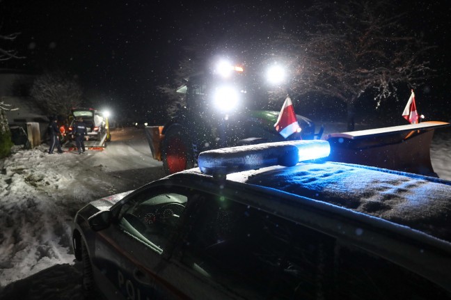 Auto in Wallern an der Trattnach bei winterlichen Fahrverhltnissen gegen Gartenzaun gekracht