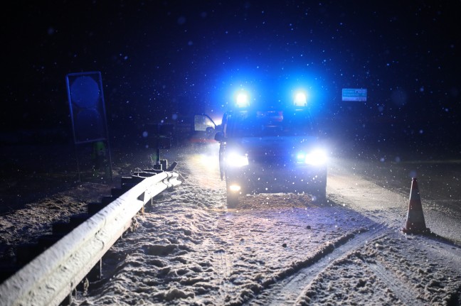 Auto auf Westautobahn bei Sattledt gegen Anpralldämper gekracht