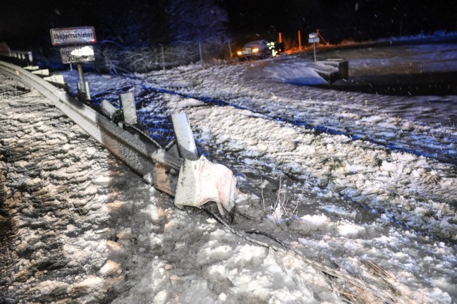 Auto auf Westautobahn bei Sattledt gegen Anpralldmper gekracht