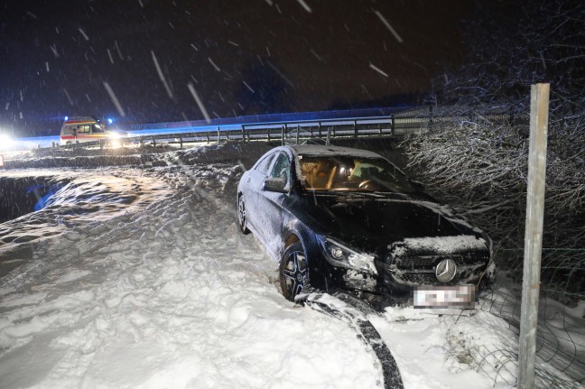 Auto auf Westautobahn bei Sattledt gegen Anpralldmper gekracht