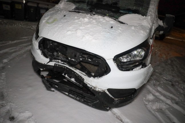 Kollision dreier Autos auf Gmundener Straße in Laakirchen endet glimpflich